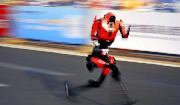 人型ロボットマラソンで相場一変　フィジカルAI関連に資金流入、主役株は誰だ